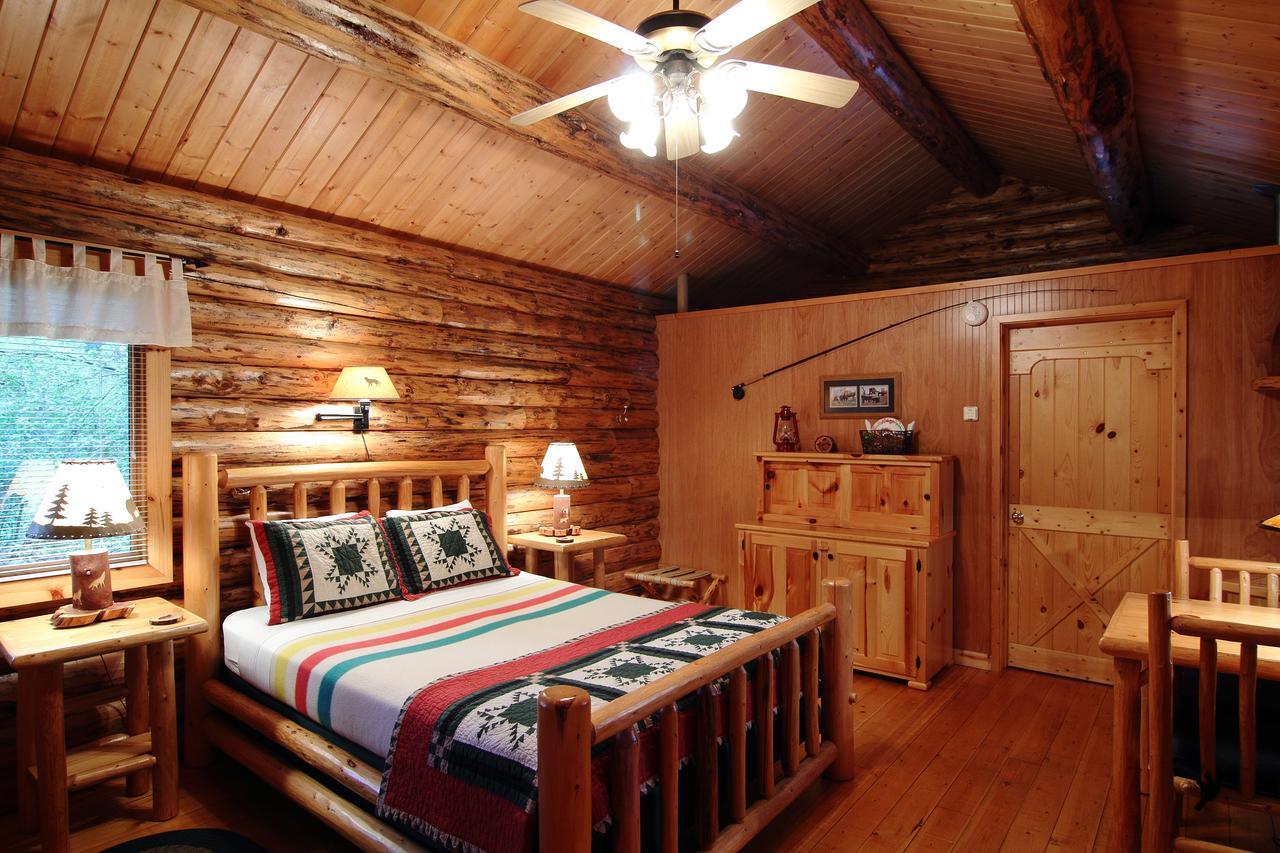 Silverwolf Log Chalets Coram Экстерьер фото